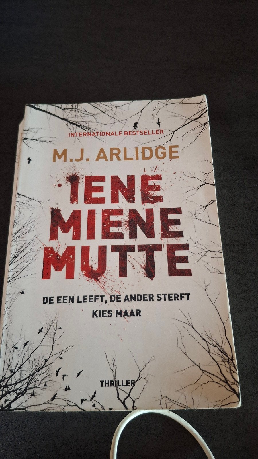 Iene Miene Mutte - M.J. Arlidge (Thriller), Boeken, Thrillers, Ophalen of Verzenden, Gelezen, M.J. Arlidge, Europa overig