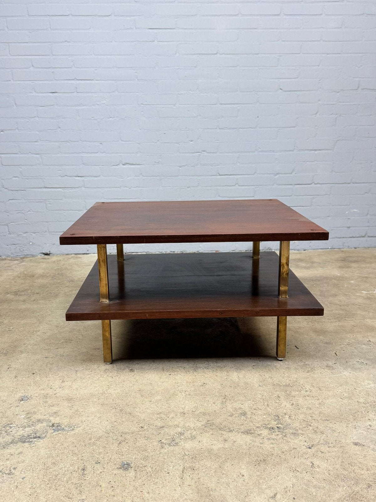 Vintage Art Deco salontafel van notenhout met messing poten, Ophalen of Verzenden, Zo goed als nieuw