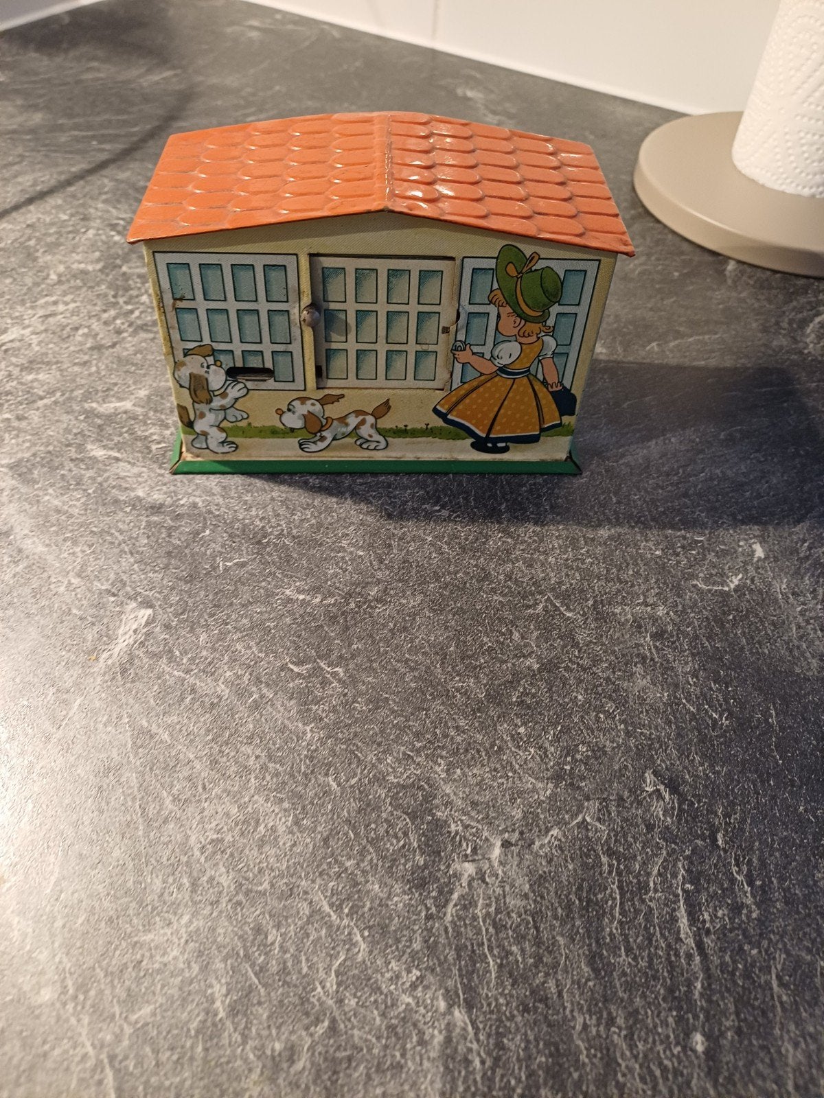 Oude blikken spaarpot met orginele sleuteltje, Verzamelen, Ophalen of Verzenden, Zo goed als nieuw, Metaal of Blik, Object of Gebouw