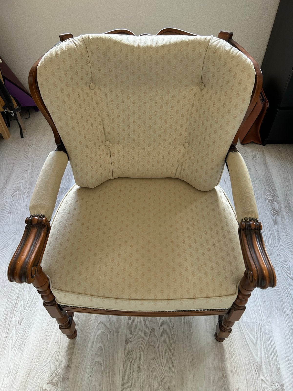 Antieke fauteuil met houten frame en gestoffeerde zitting, Ophalen