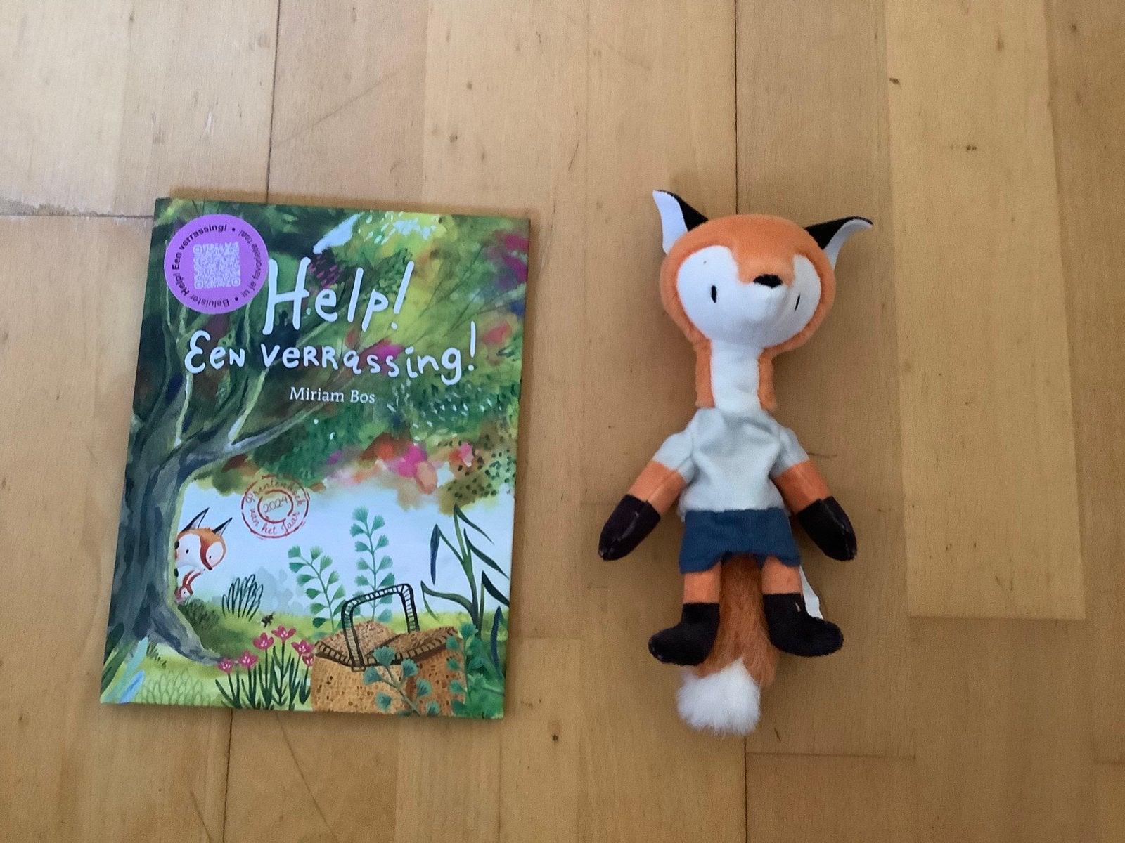 Help! Een verrassing! - M. Bos,  + August, het vosje - NIEUW, Ophalen of Verzenden, Fictie algemeen