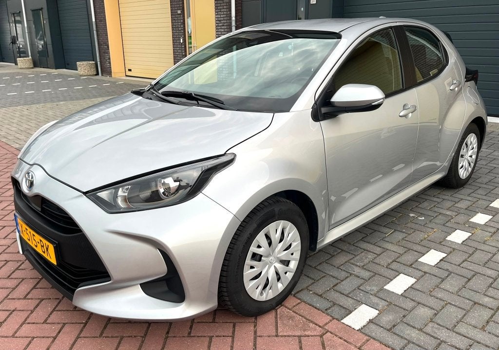 Toyota Yaris 1.5 Hybrid Automaat 38dNAP - dealer onderhouden, Auto's, 49 €/maand, Bedrijf, 26 km/l, Hybride Elektrisch/Benzine