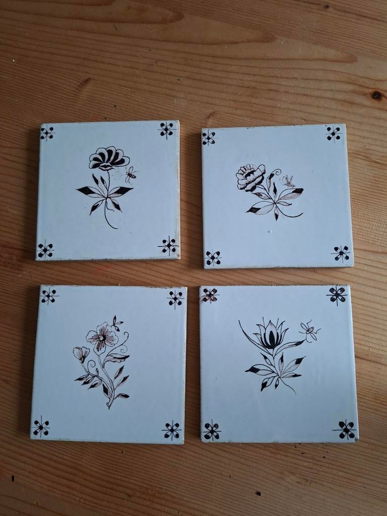 4 handgeschilderde Westraven Utrecht tegels met bloemmotief, Antiek en Kunst, Antiek | Wandborden en Tegels, Ophalen of Verzenden