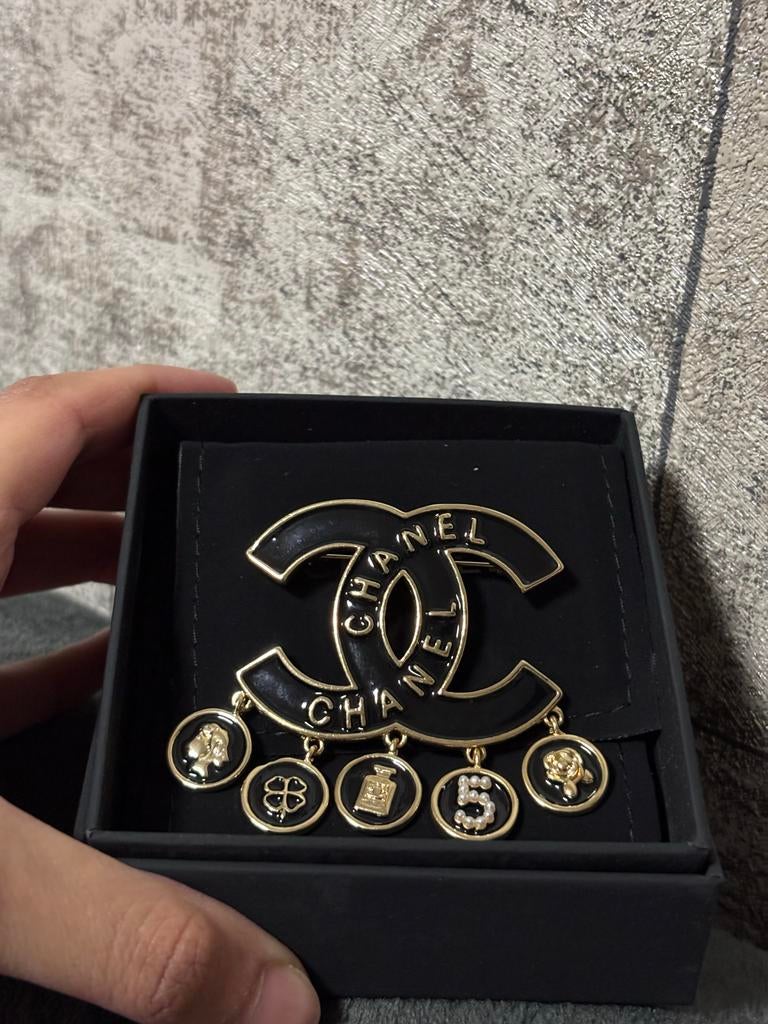 Chanel CC Broche met bedels - Zwart en Goud, Overige materialen, Zwart, Ophalen of Verzenden, Zo goed als nieuw