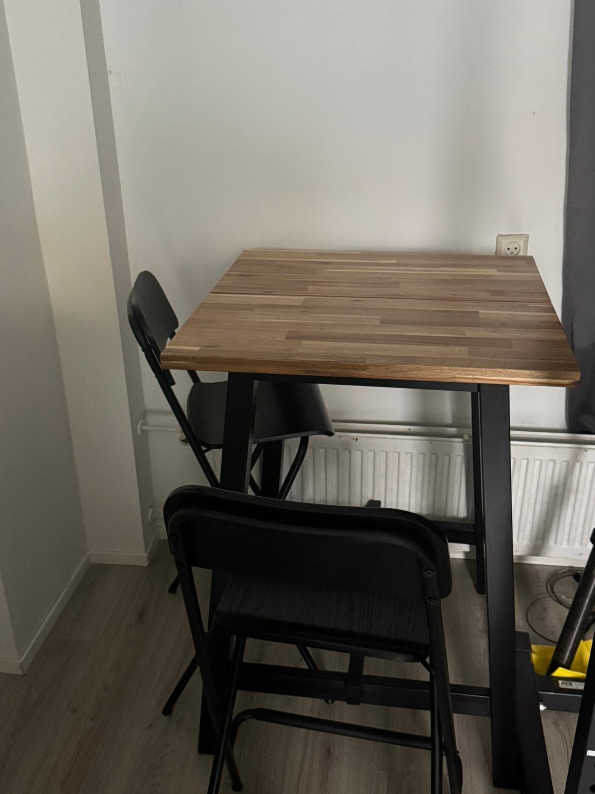 Bartafel (statafel) hout + 2 klapkrukken, Ophalen, Zo goed als nieuw