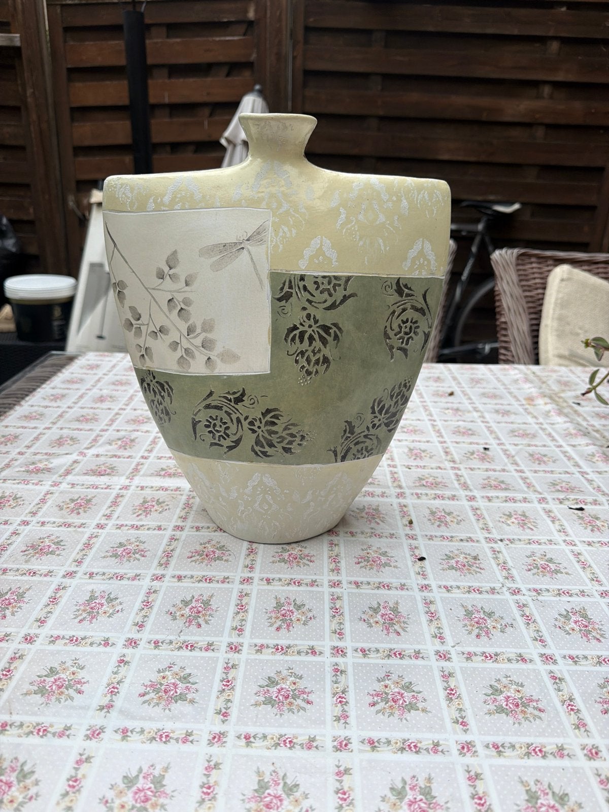 Decoratieve vaas met patroon en libelle, Gebruikt, Ophalen of Verzenden, Steen/keramiek, Meerkleurig