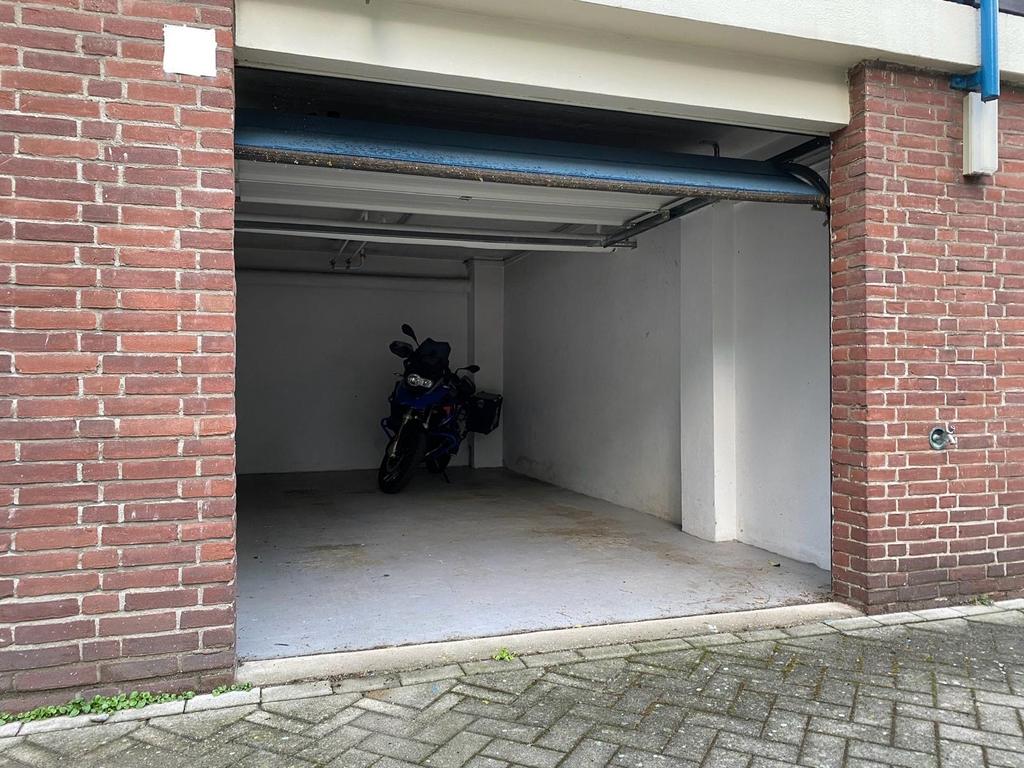 Motorstalling in garage droog en warm Loosduinen, Huizen en Kamers, Garages en Parkeerplaatsen, Den Haag