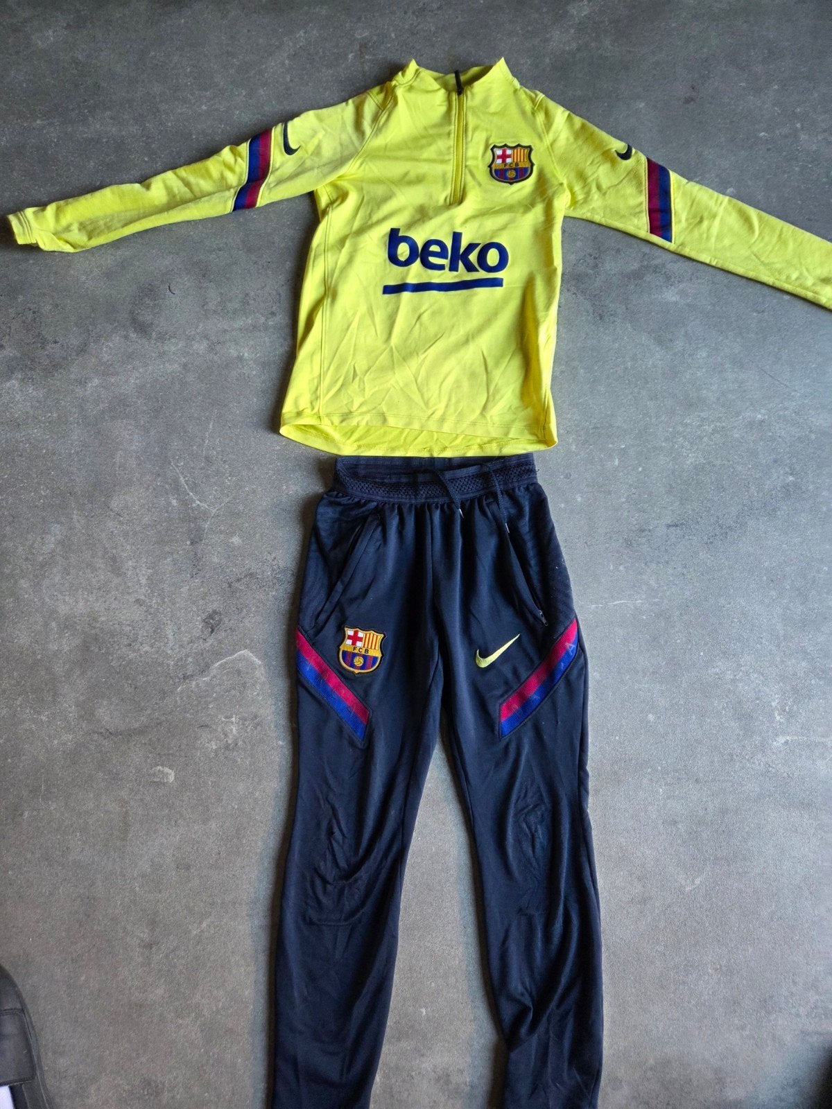 FC Barcelona trainingspak maat 122/128 (XS) geel/blauw, Kinderen en Baby's, Kinderkleding | Maat 122, Gebruikt, Ophalen of Verzenden