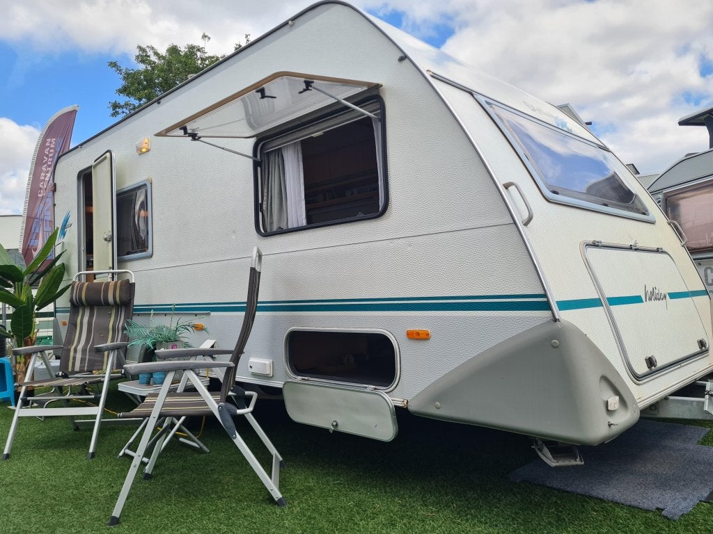 EIFELLAND HOLIDAY 495 MD / VOORTENT, Caravans en Kamperen, Caravans, Bedrijf, 750 - 1000 kg, Eifelland, 4 tot 5 meter