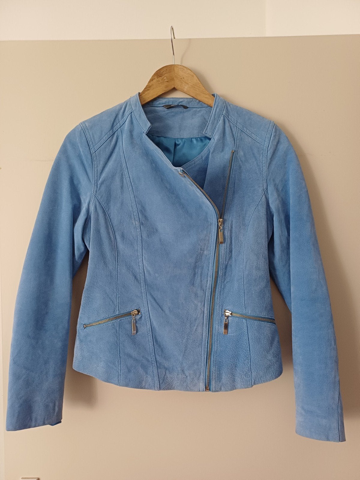 Suede lederen lichtblauw jasje - als nieuw, Kleding | Dames, Jassen | Zomer, Maat 38/40 (M), Blauw, Ophalen of Verzenden, Zo goed als nieuw