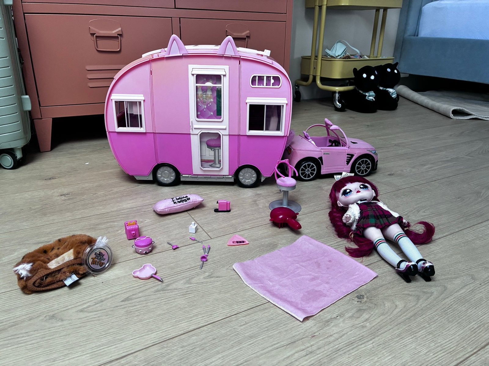 Na! Na! Na! caravan met auto en accessoires, Ophalen, Gebruikt, Meisje