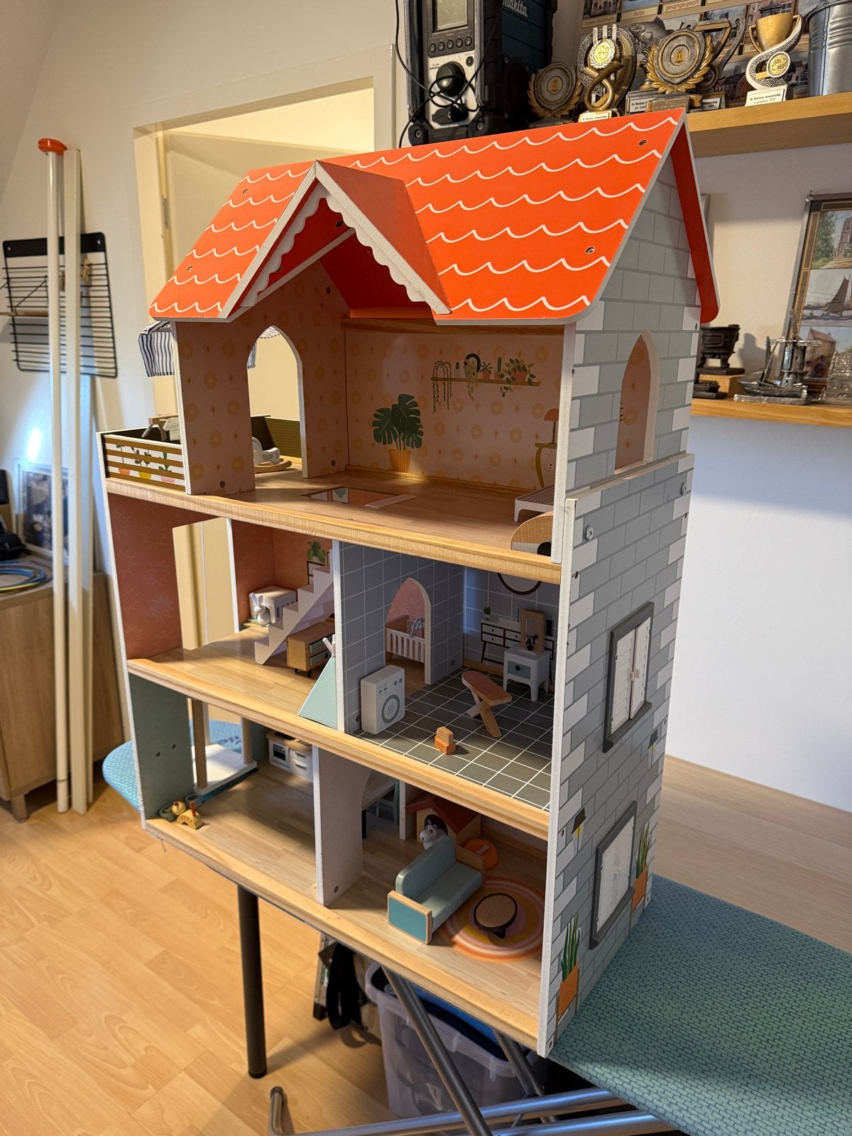 Groot houten poppenhuis met meubels, Ophalen, Zo goed als nieuw, Poppenhuis