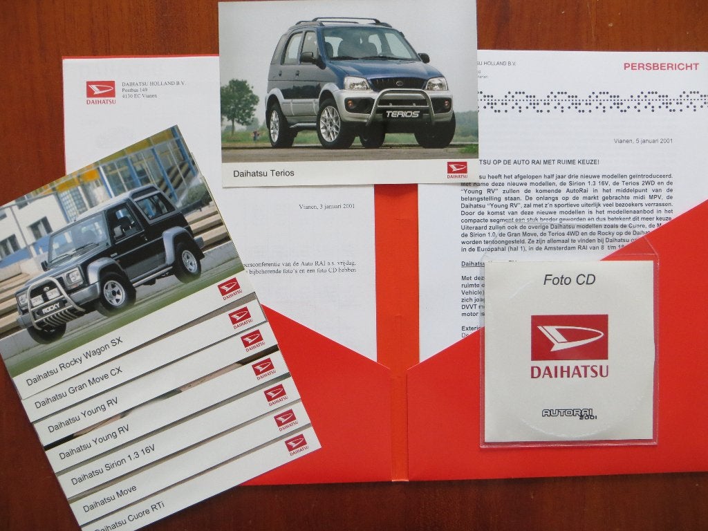 Daihatsu persmap AutoRAI 2001 o.a. 8 persfoto's, 1 foto cd, Ophalen of Verzenden, Nieuw, Overige merken