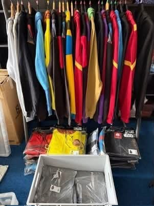 Partij Nieuw T-shirts en Hoodies 250 stuks, Ophalen of Verzenden, Textiel