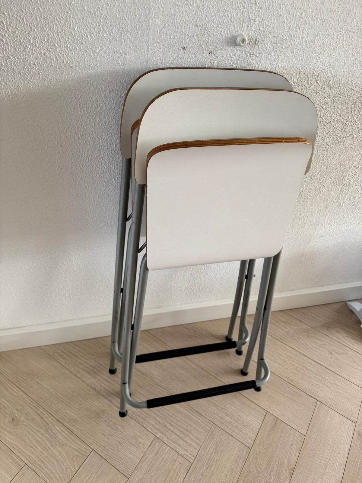 2 witte inklapbare barkrukken IKEA., 2 krukken, Ophalen, Zo goed als nieuw, 60 tot 90 cm