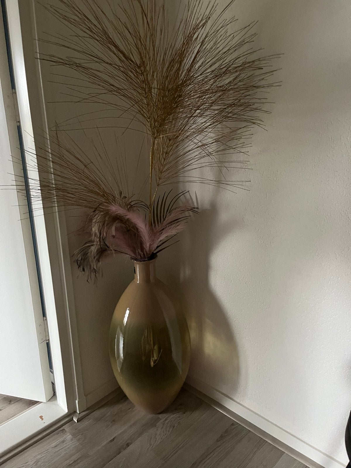 Grote glazen vaas met decoratieve pluimen, Ophalen, Meerkleurig, Inclusief decoratie, Glas