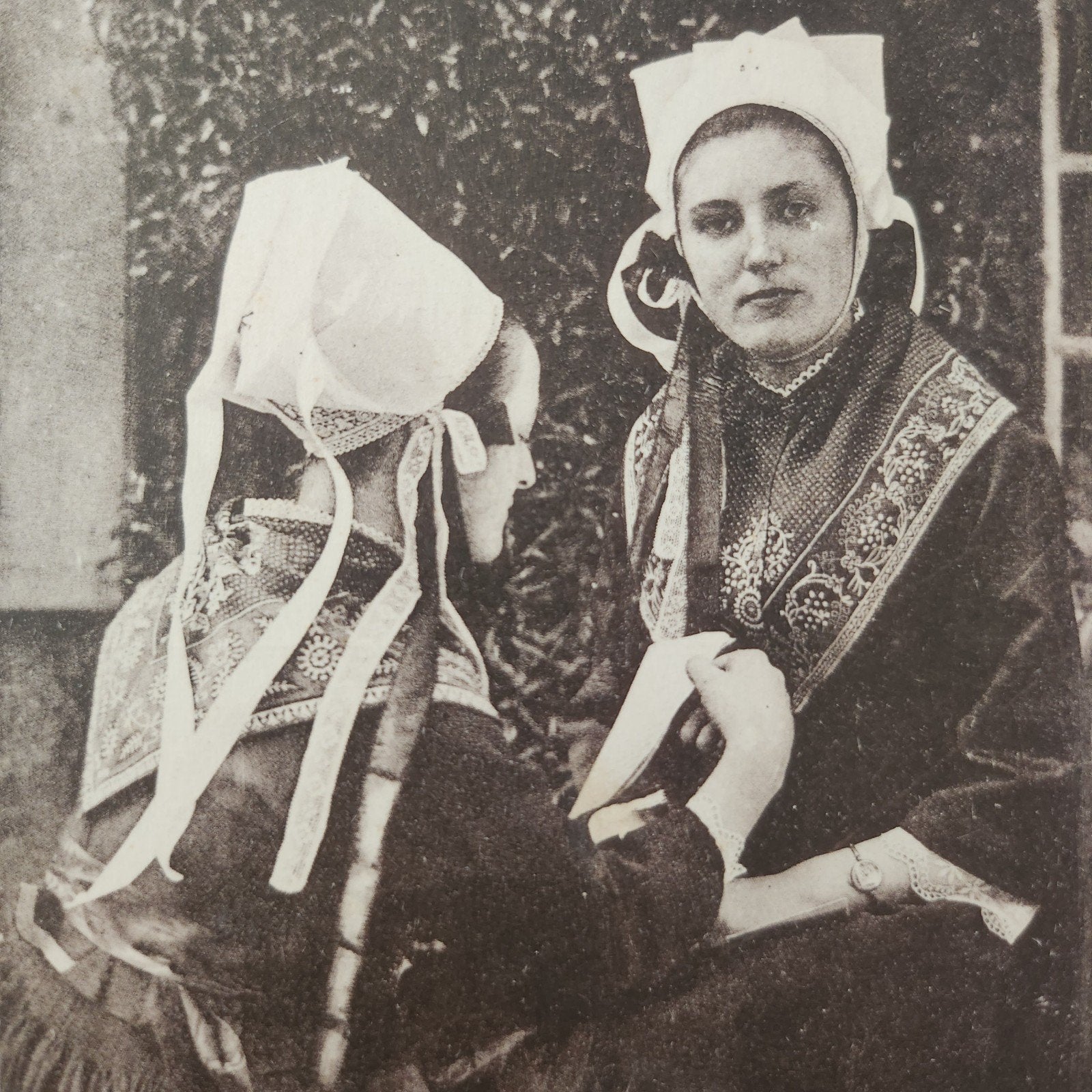 <1920 Ansichtkaart: Bretonse Vrouwen in Klederdracht, Verzenden, Voor 1920, Ongelopen, Frankrijk