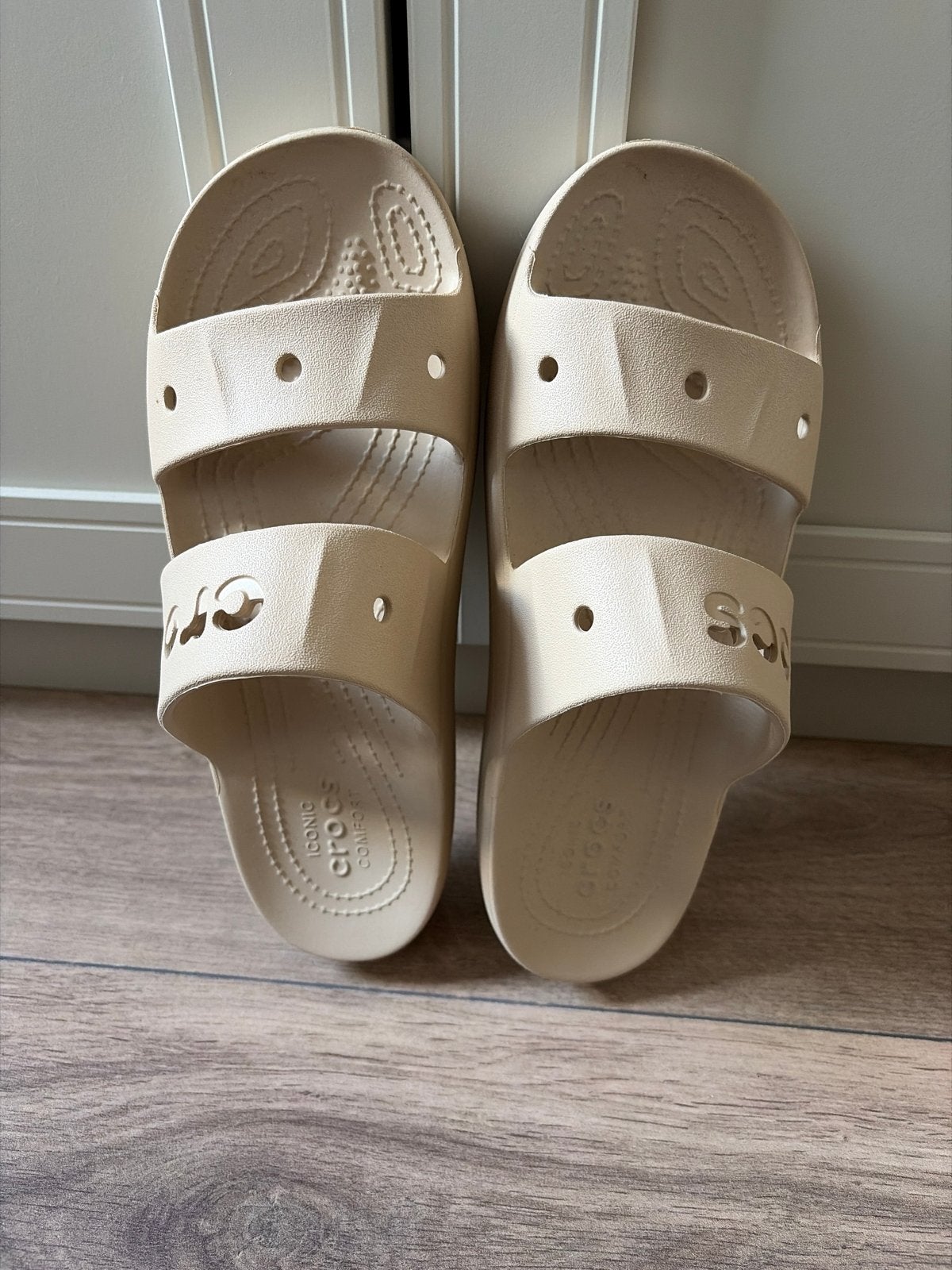 Crocs Classic Sandalen - Beige - Maat W9 (EU 40), Ophalen of Verzenden, Zo goed als nieuw, Beige, Sandalen of Muiltjes