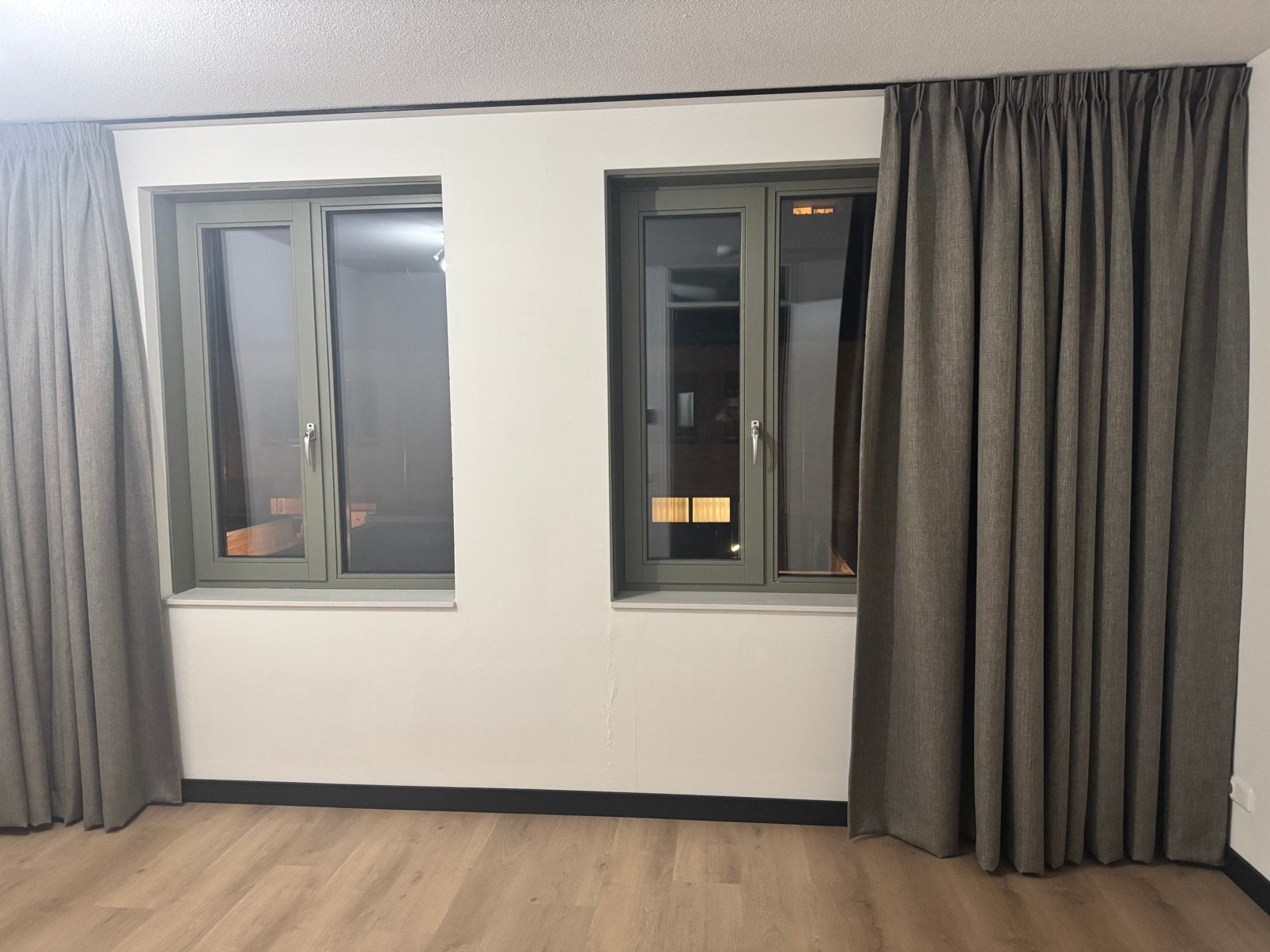 Kwantum verduisterende gordijnen taupe – 450 cm incl. rail, Kwantum, Ophalen, Zo goed als nieuw, Polyester
