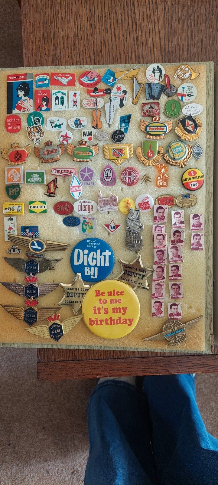 Grote verzameling vintage pins en speldjes in boek, Ophalen of Verzenden, Gebruikt