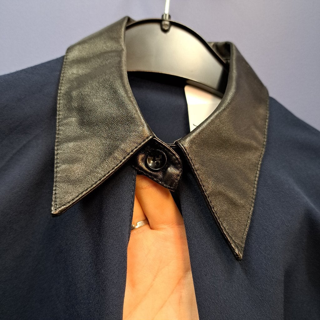 Nikkie blauwe blouse met zwart pu-leren kraag mt 34 nr 37252, Blauw, ., Nikkie, Ophalen of Verzenden