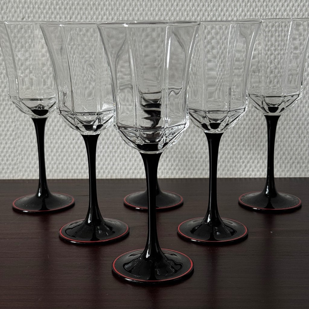 Vintage Luminarc 8 Hoekige Rode Wijnglazen Zwarte Voet, Glas of Glazen, Ophalen of Verzenden, Overige stijlen, Glas