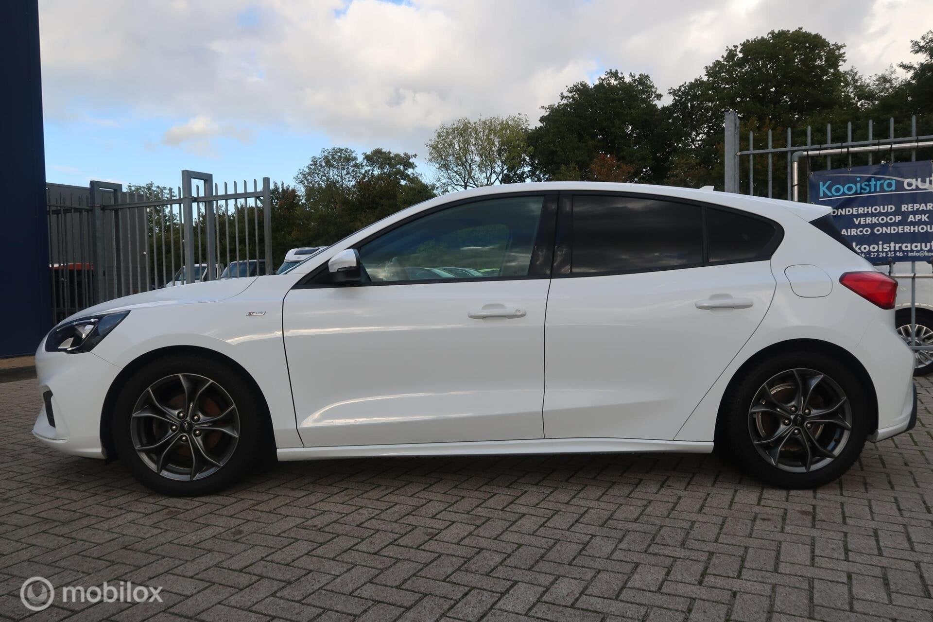 Ford Focus 1.0 125PK ST-Line, Gebruikt, Zwart, Wit, Bedrijf