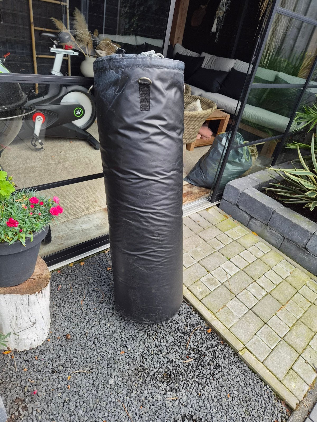 Zwarte bokszak met ketting en bevestigingsmateriaal, Ophalen, Gebruikt, Bokszak