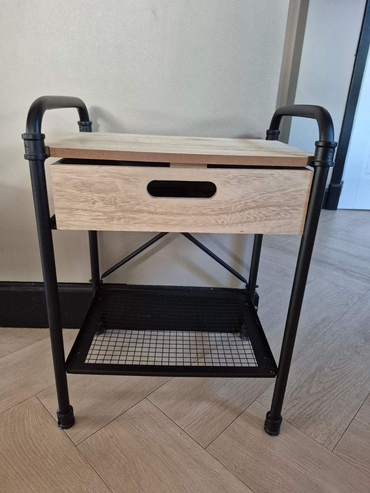 Industriële bijzettafel met lade en rooster, Minder dan 55 cm, Gebruikt, Industrieel, Rechthoekig