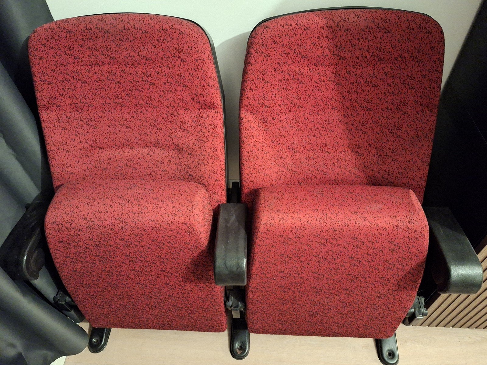 2x twee rode bioscoopstoelen (dus 4 stuks!), Ophalen, Gebruikt, Vier, Bioscoop, Retro