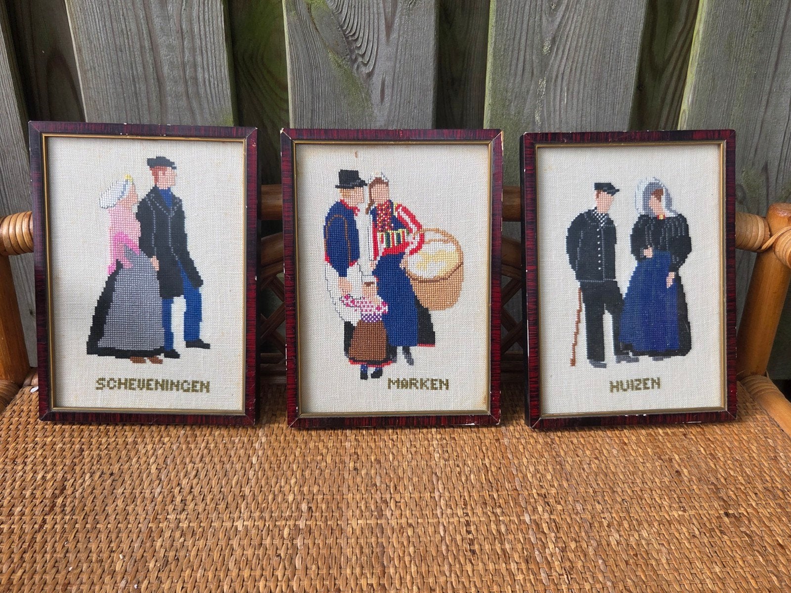 Set van 3 Vintage Geborduurde Schilderijen met Klederdracht, Minder dan 50 cm, Gebruikt, Ophalen of Verzenden, Schilderij