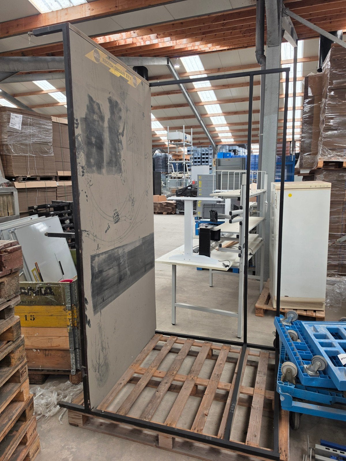 Stevige stalen verhoging met multiplex plaat en railing