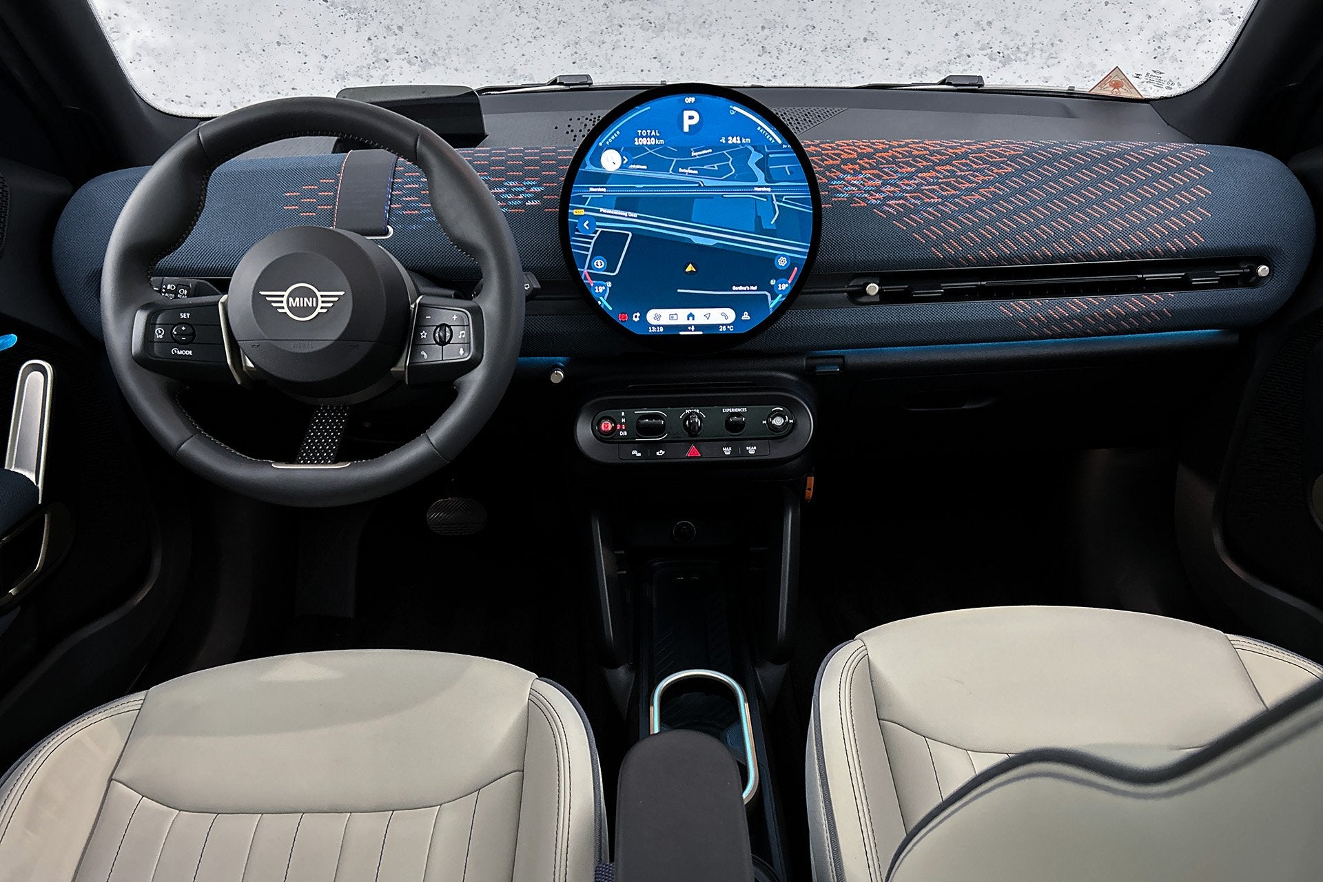 MINI Aceman E Favoured M 42.5 kWh | Panoramadak | Camera | L, Gebruikt, Met garantie (alle), Zwart, 184 pk