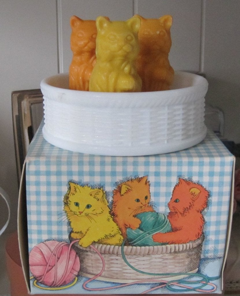 Poezezeepjes in een mandje van opaline, Ophalen of Verzenden