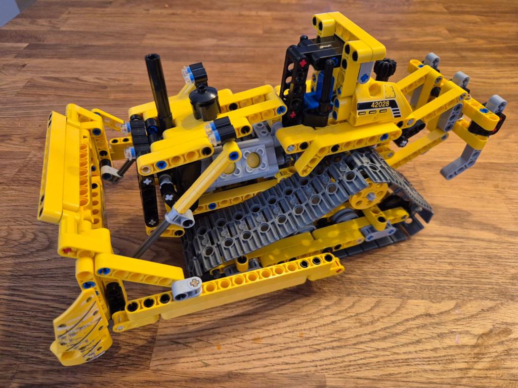 Lego Technic 42028 | Bulldozer, Kinderen en Baby's, Speelgoed | Duplo en Lego, Lego, Ophalen of Verzenden, Zo goed als nieuw, Technic