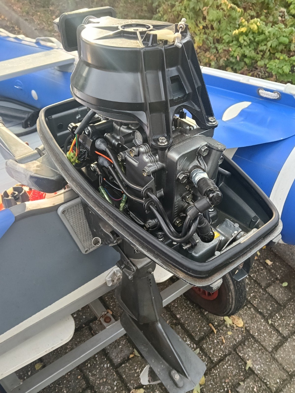 Foto 13 van rubberboot met moter / buitenboordmotor en trailer