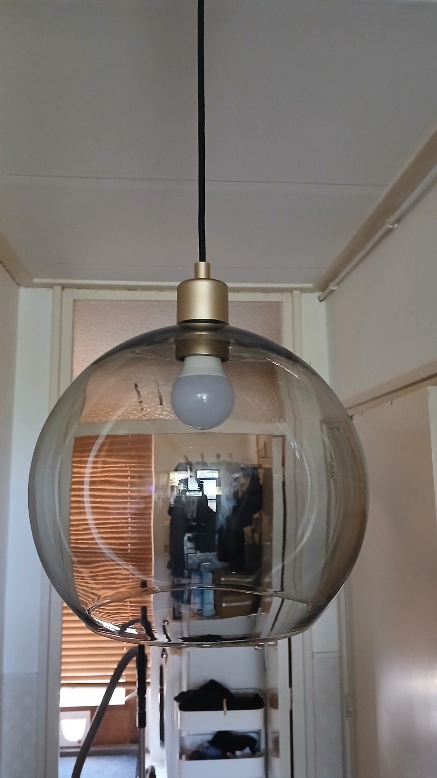 Ikea Glazen bol hanglamp Ø28cm rookglas inclusief LED lamp, Huis en Inrichting, Lampen | Hanglampen, Ophalen, Gebruikt, Modern, Industrieel