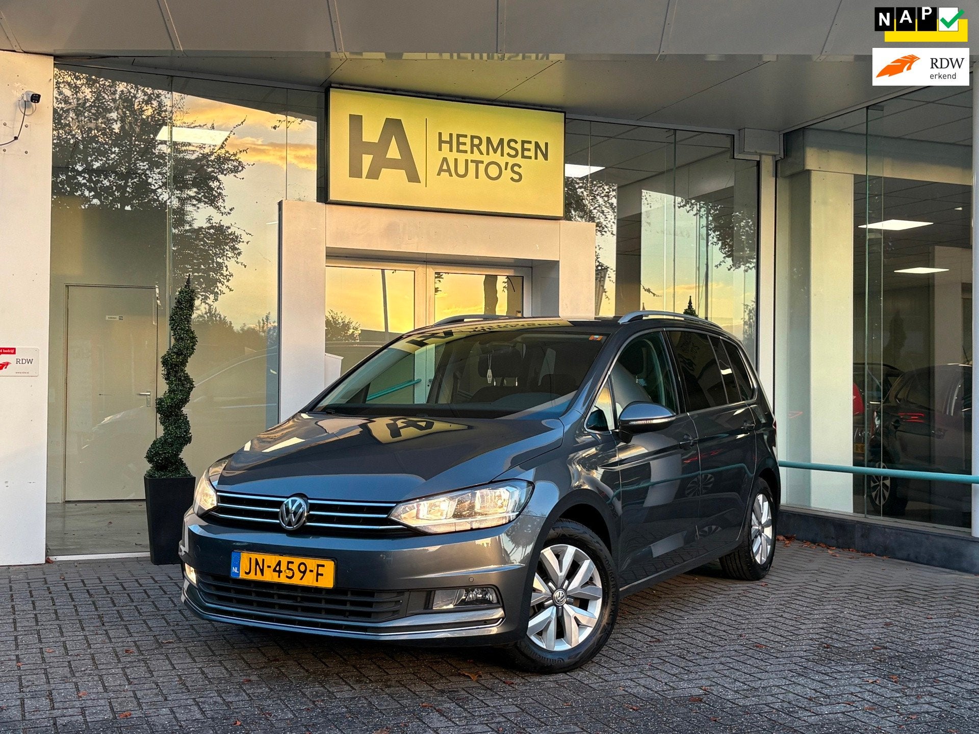 Volkswagen Touran 1.2 TSI Highline|Riem VV|ACC|NAP|Trekhaak|, Voorwielaandrijving, Gebruikt, Alcantara, Origineel Nederlands