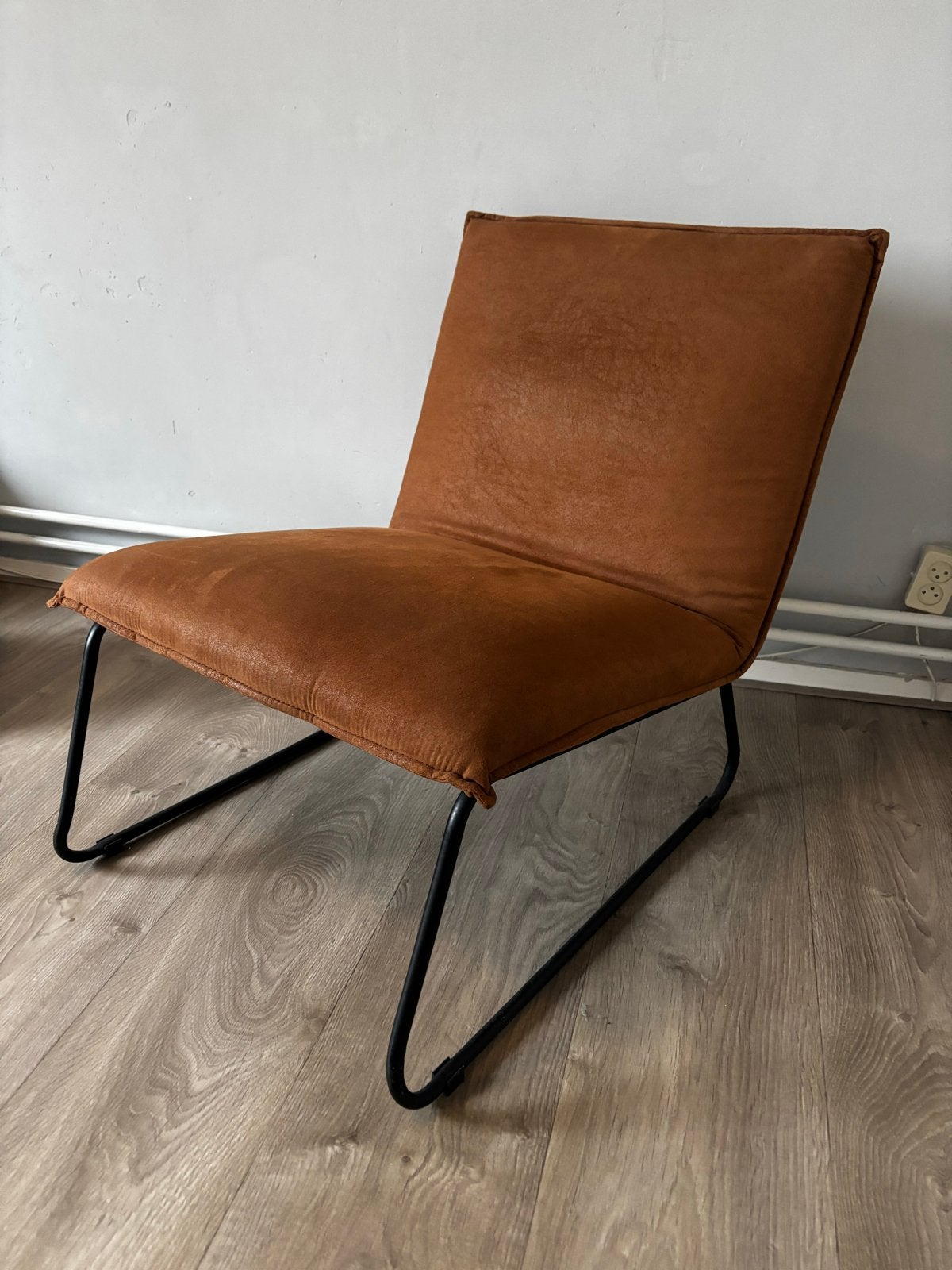 Cognac Loungestoel met Zwart Metalen Onderstel, Ophalen, Gebruikt, Overige kleuren, Metaal