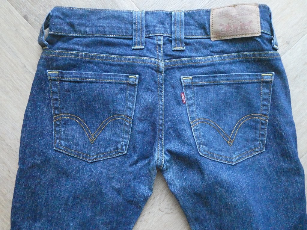 Levi spijkerbroek maat ??, Blauw, Ophalen of Verzenden, Zo goed als nieuw, W27 (confectie 34) of kleiner