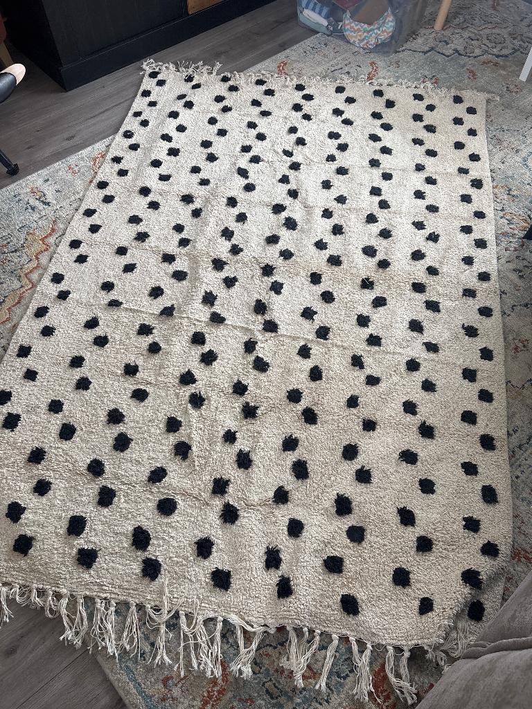 Vloerkleed beige met zwarte stippen, Gebruikt, Ophalen of Verzenden, 150 tot 200 cm, Rechthoekig