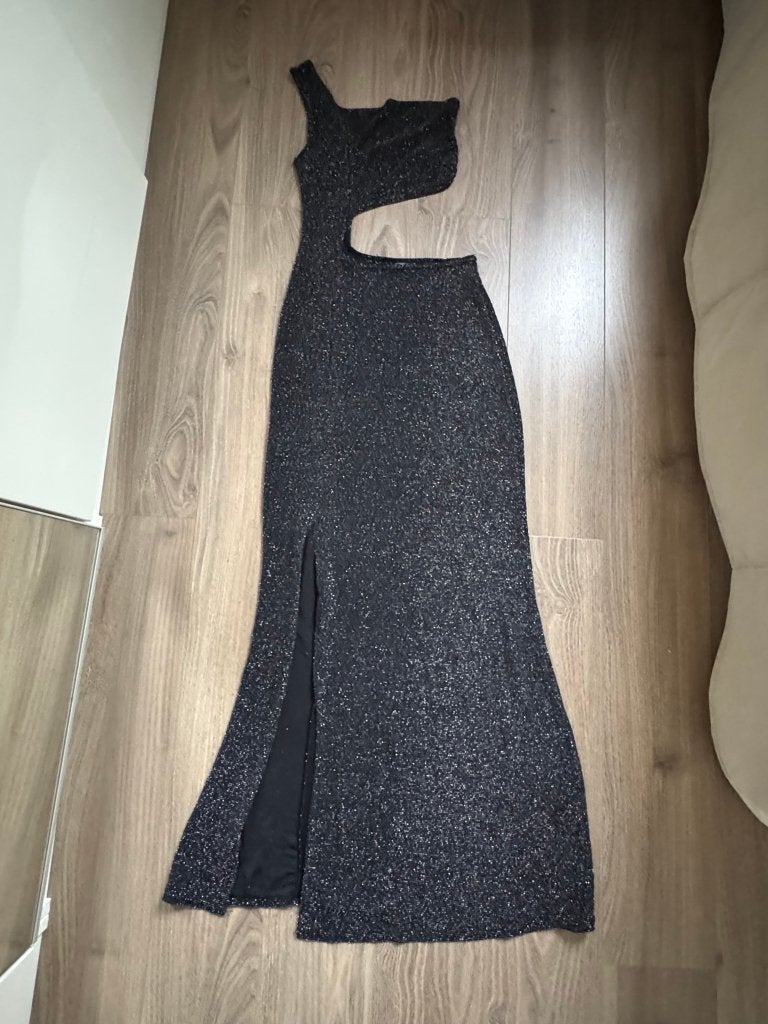 Elegante lange jurk met split en open buik, Ophalen of Verzenden, Zo goed als nieuw, Zwart, Onder de knie