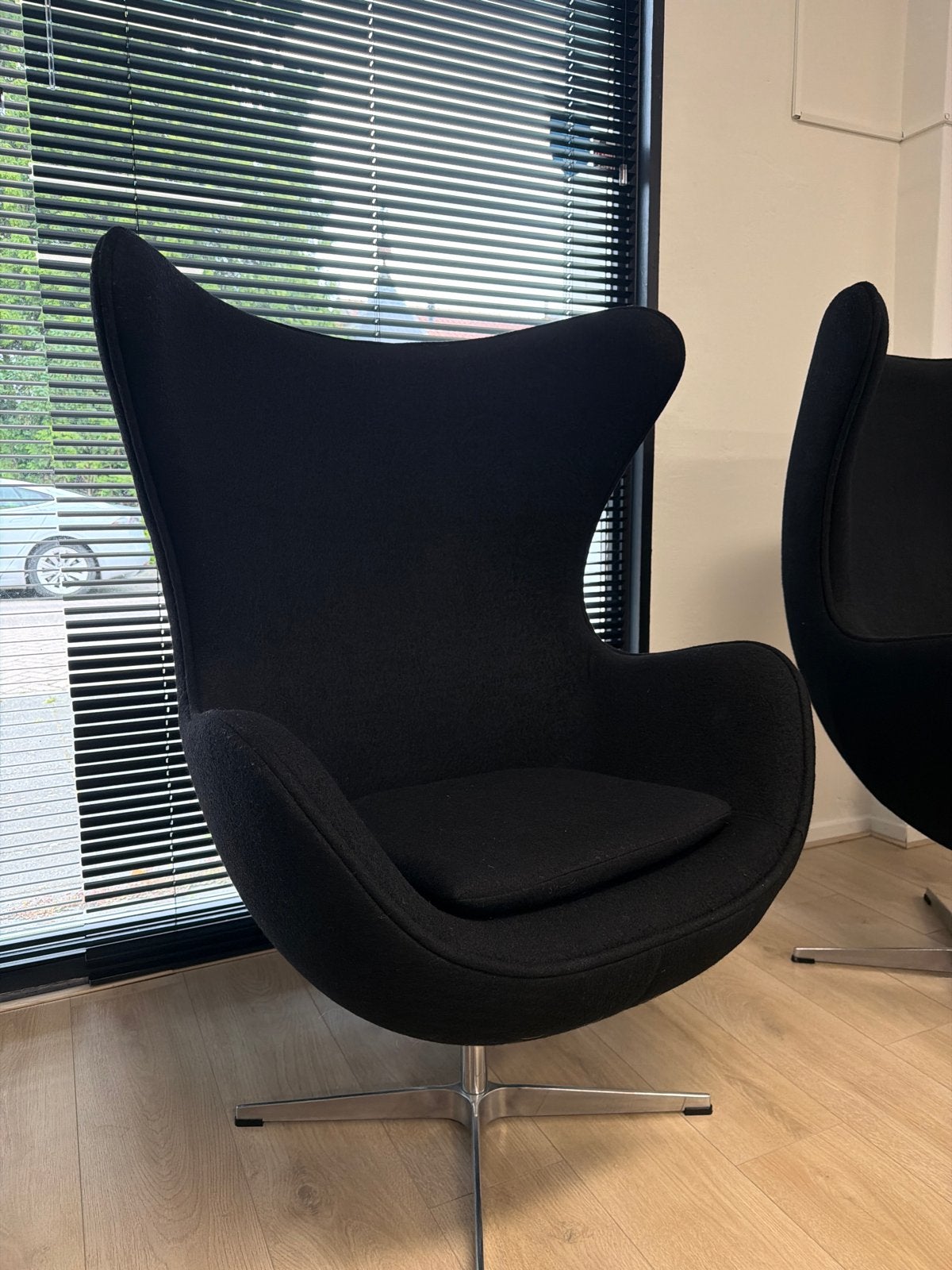 2x Zwarte Egg Chair, Ophalen, Zo goed als nieuw, Stof, 75 tot 100 cm