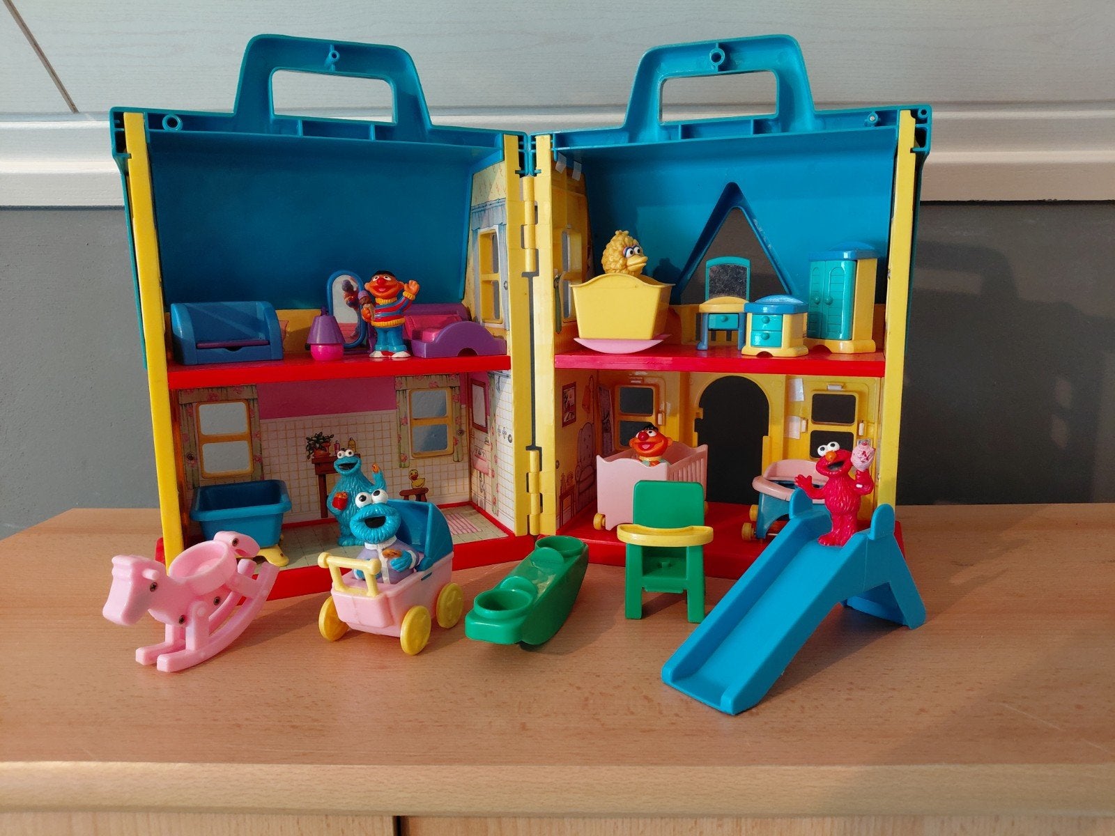 Poppenhuis met sesamstraat figuren/ koffertje, Ophalen of Verzenden, Gebruikt, Speelset