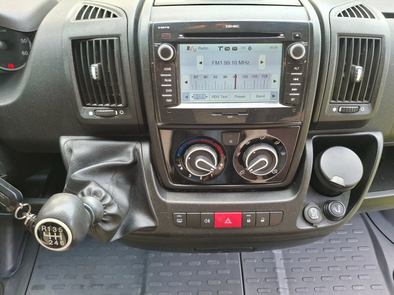 Foto 19 van " ADRIA CORAL S 670 SL -2013 - 65000 KM - APARTE BEDDEN'"