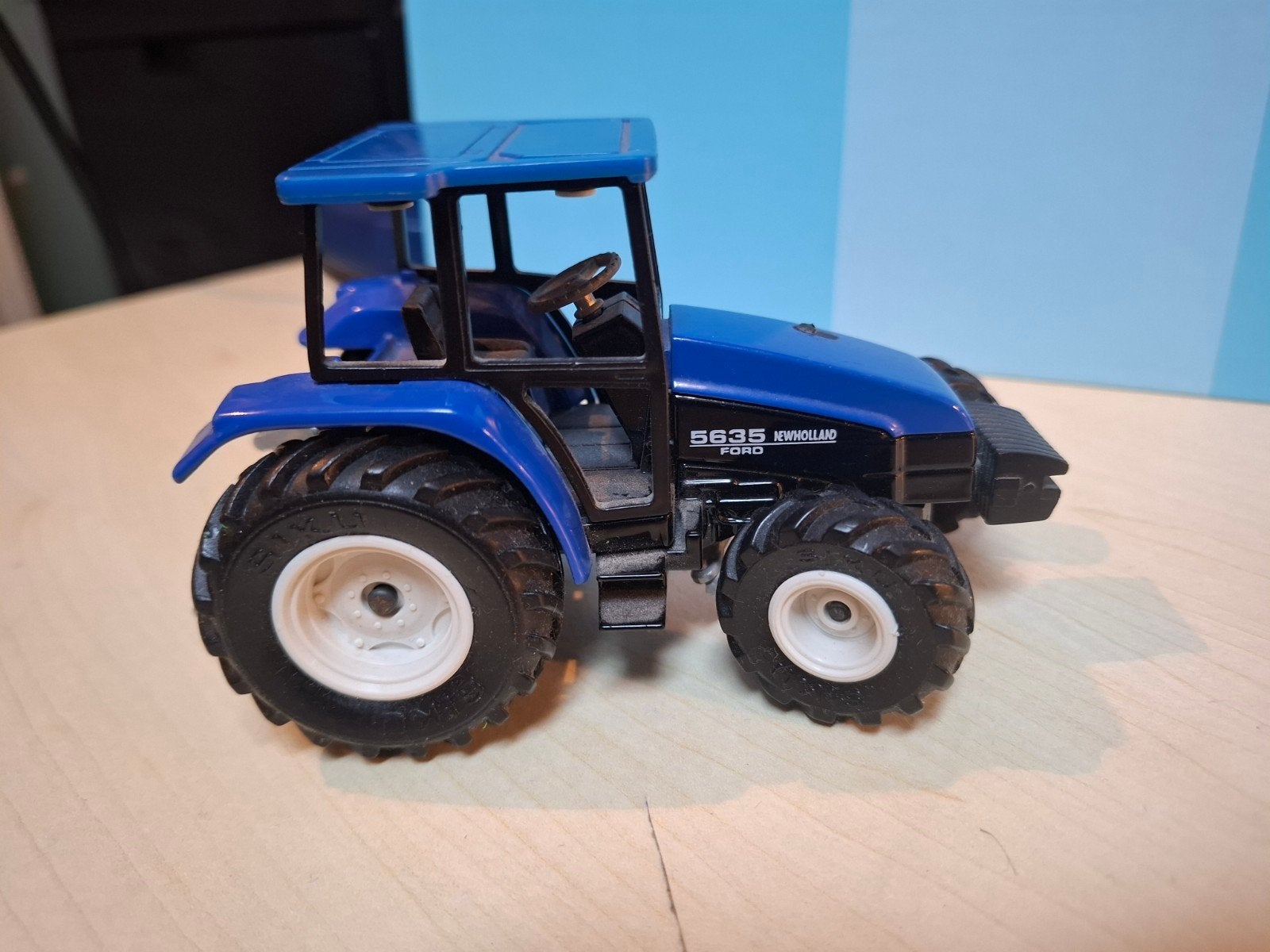Siku 2652 New Holland Ford 5635, Ophalen of Verzenden, Zo goed als nieuw, Tractor of Landbouw, SIKU
