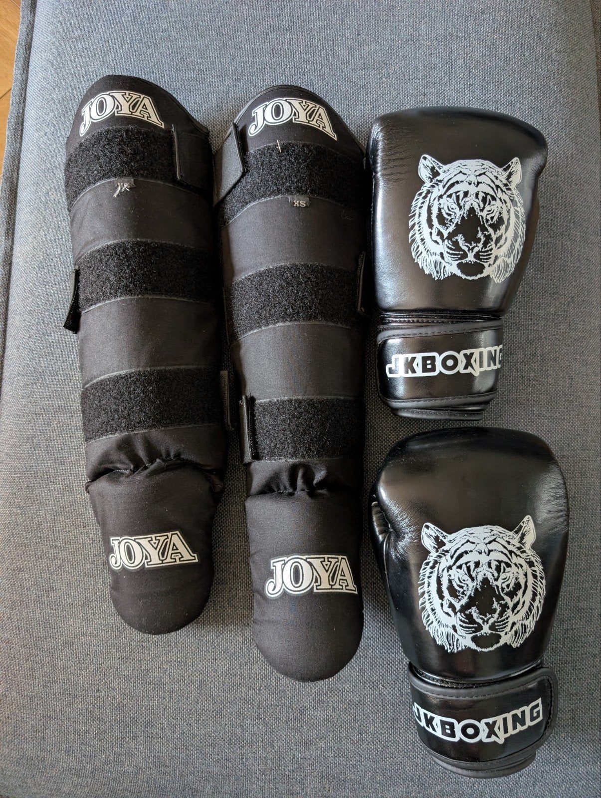Joya scheenbeschermers XS en kickbokshandschoenen 8 oz, Ophalen of Verzenden, Zo goed als nieuw