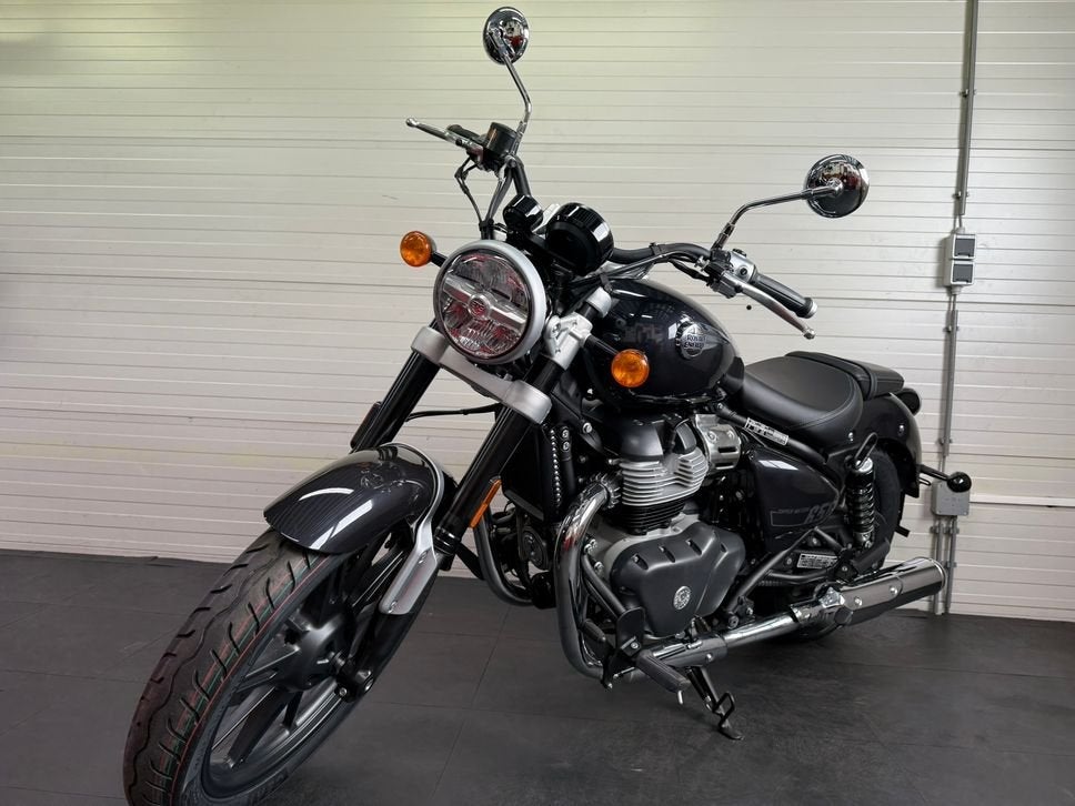 Royal Enfield Super Meteor 650 | Astral Black | Op voorraad, 2 cilinders, 648 cc, Bedrijf, Onbekend
