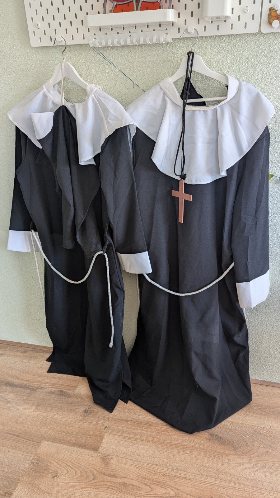 Twee nonnen kostuums Haloween/Carnaval, Ophalen, Gebruikt, Pak of Jurk