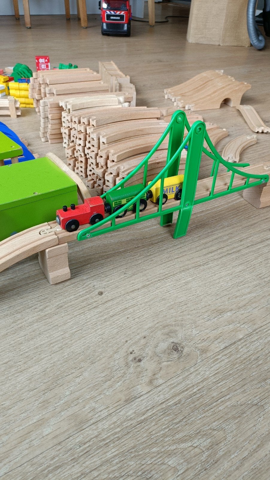 Grote houten treinbaan set met accessoires, Ophalen, Gebruikt, Rij- of Hobbelspeelgoed